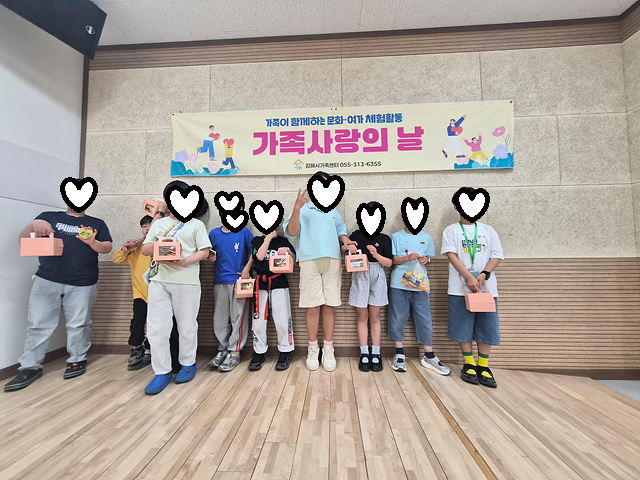 완성한 쿠키를 아동이 들고 있습니다