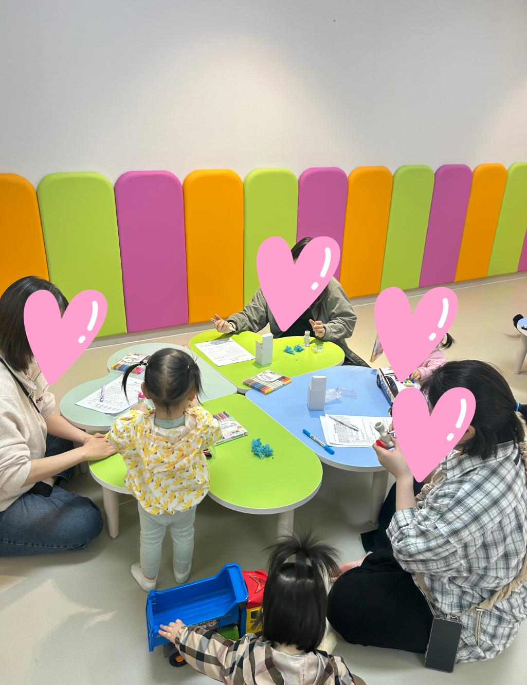 세 명의 보호자와 세 명의 자녀가 모스인형 식물화분을 만들고 있는 모습입니다. 